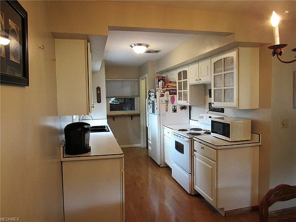 4th image of 1070 Doris Dr