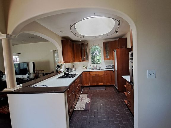 5th image of 212 3rd Ave #1