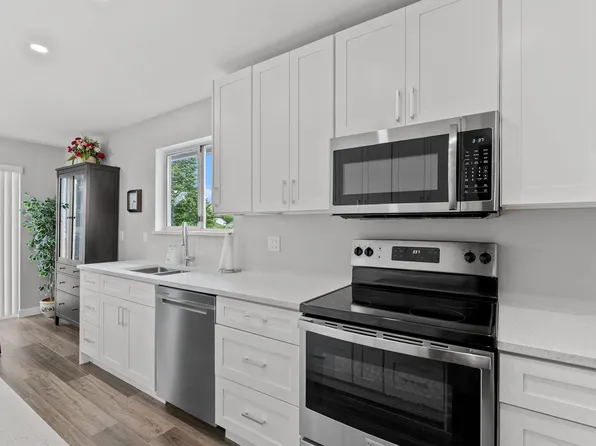 6320 48a Ave #2, Delta, BC V4K 4W3