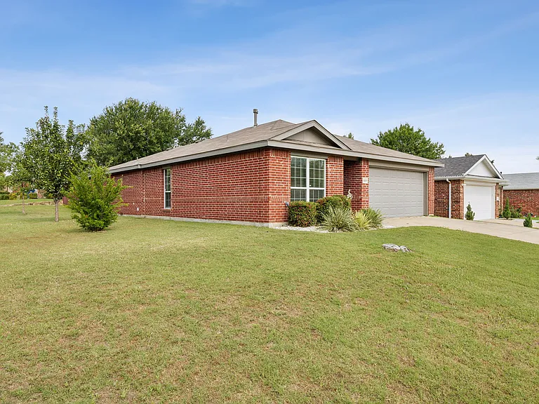 1001 Margaret Dr — Photo 2