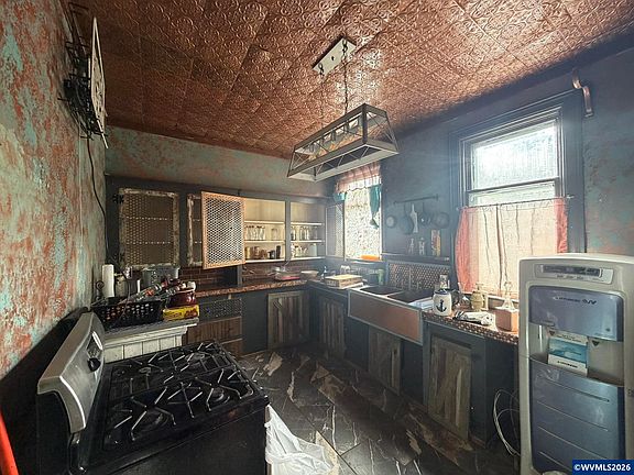 5th image of 732 S Water St