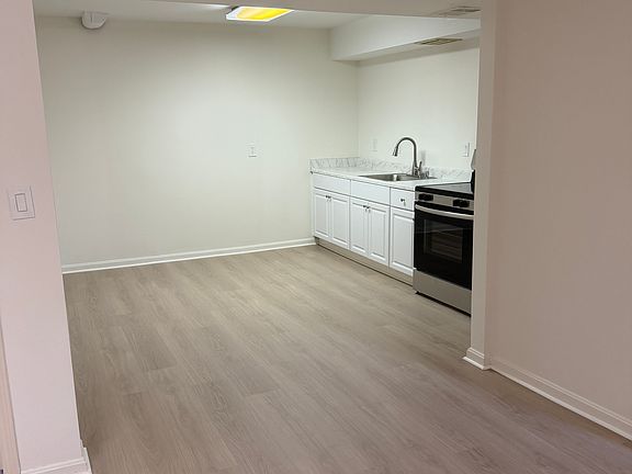 2nd image of 6 Van Dyck Ct