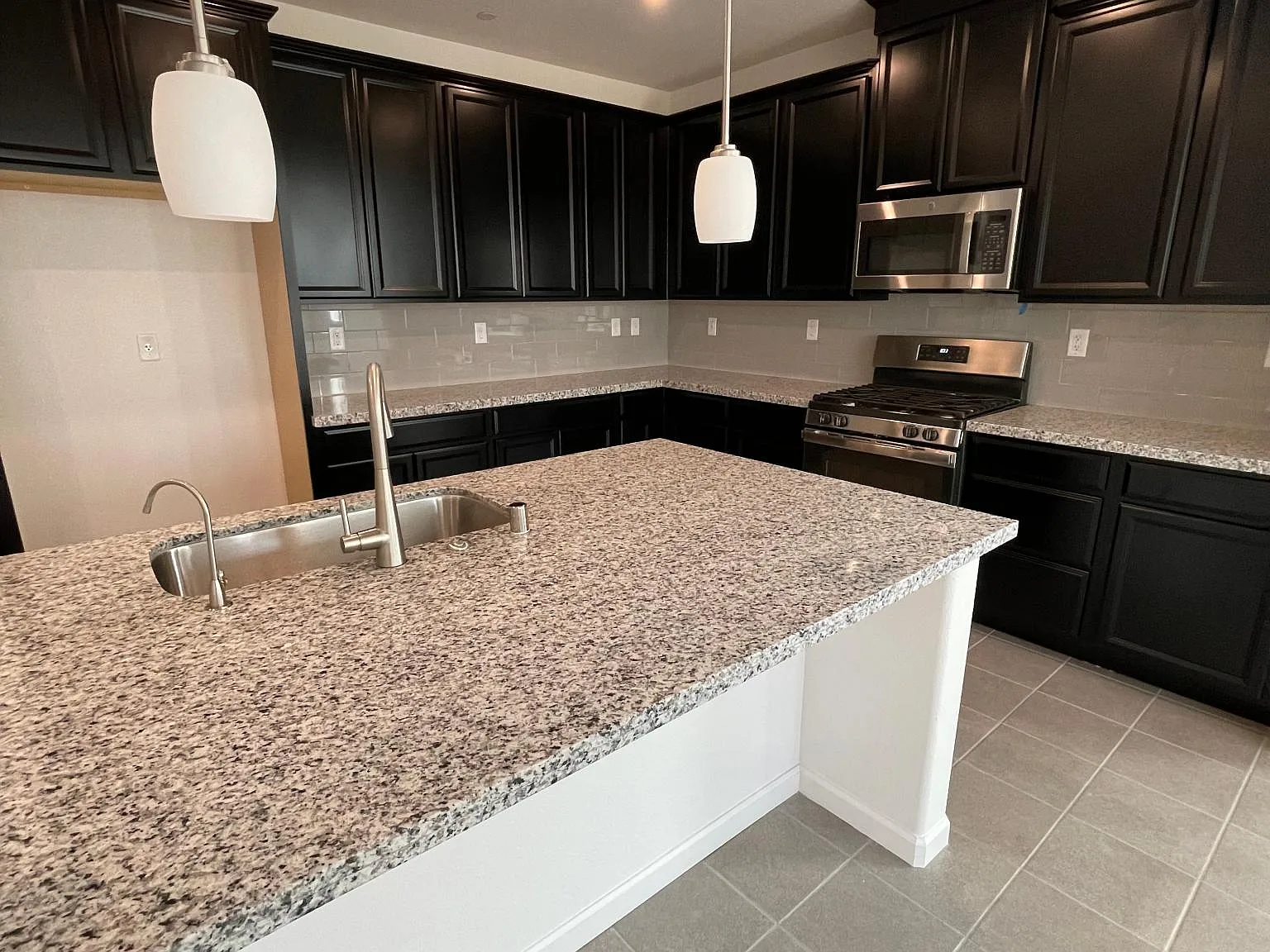 4 bed, 2535 sqft, $3,350 — Photo 2