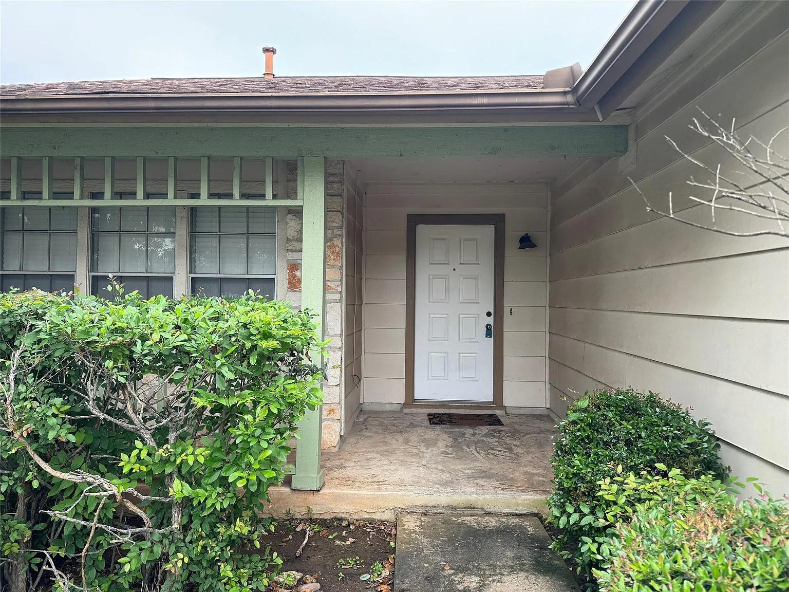 3 bed, 2.0 bath, 1861 sqft, $2,100 — Photo 3