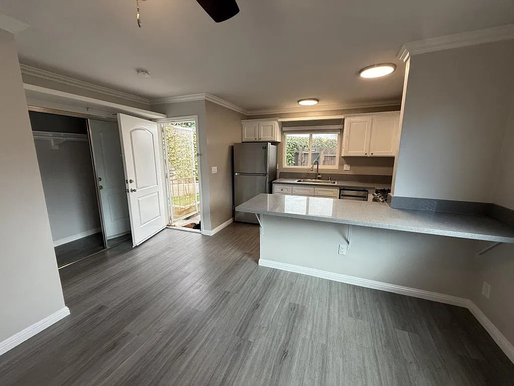 212 W Escalones — Photo 3
