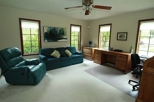 4th image of 11 Emerald Hill Cir