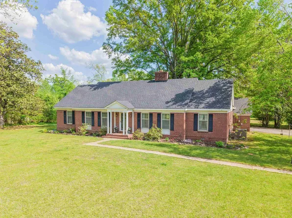 979 E Poplar Ave, Selmer, TN 38375