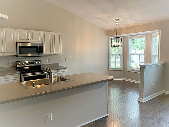 5th image of 303 Whirlaway Blvd