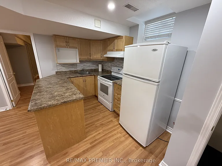 54 Castlepoint Dr #LOWER — Photo 14