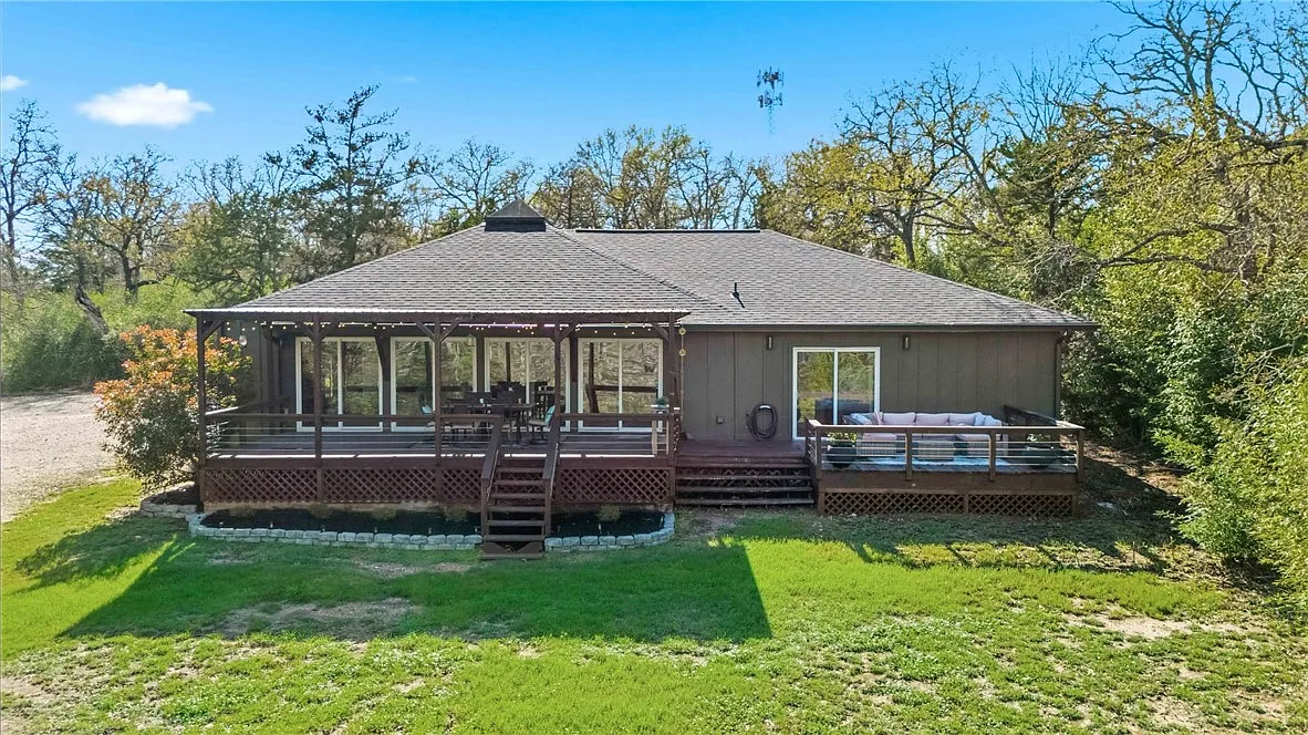 3 bed, 2.0 bath, 2100 sqft, $2,250 — Photo 1