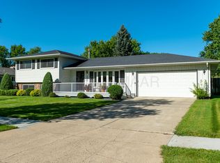 3208 Evergreen Rd N, Fargo, ND 58102