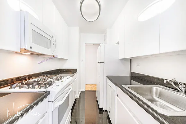 Rented by Solow Realty | media 33