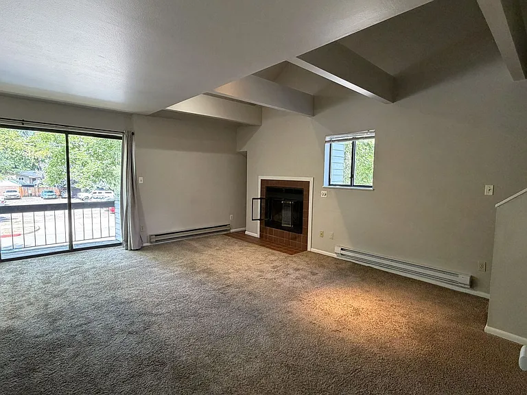 524 W Laurel St — Photo 3