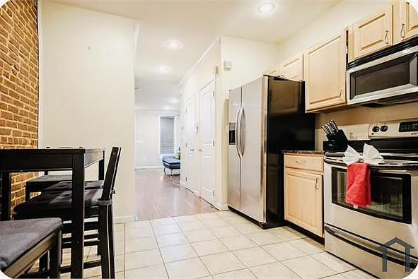 208 N Port St — Photo 3