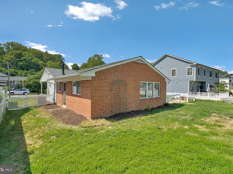 304 Patrick St SW — Photo 46