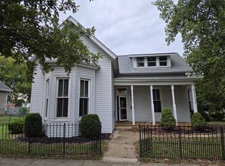 921 8th St, Highland, IL 62249