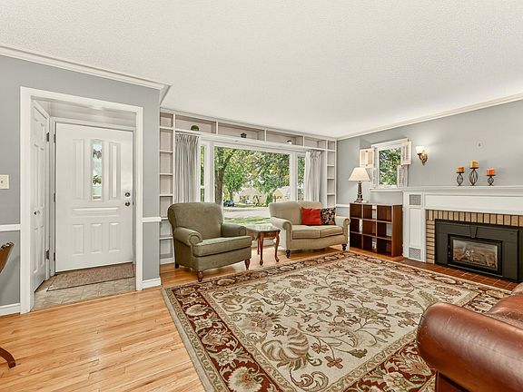 3rd image of 1003 9th Ave NW