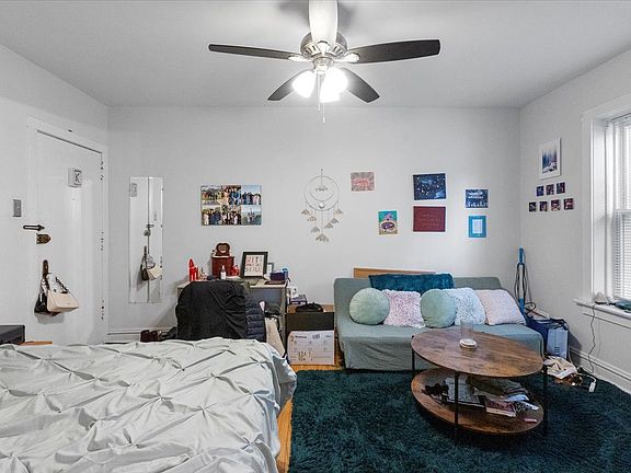 3rd image of 658 W Oakdale Ave #1C
