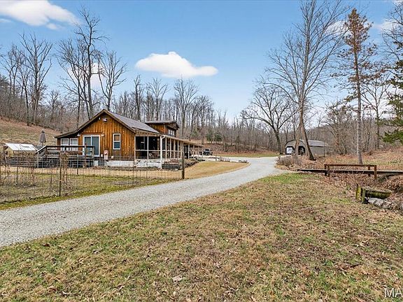 5th image of 370 Hencken Hollow Ln
