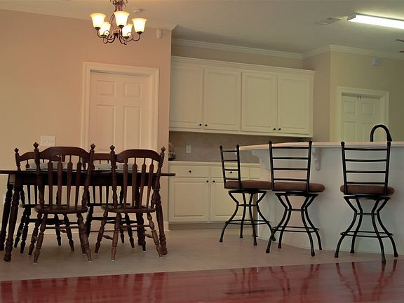 4th image of 180 Beechwood Cir