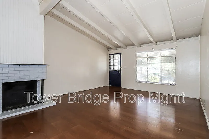 3 bed, 1.0 bath, 1008 sqft, $2,195 — Photo 3