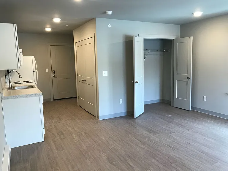 327 W Seneca — Photo 21