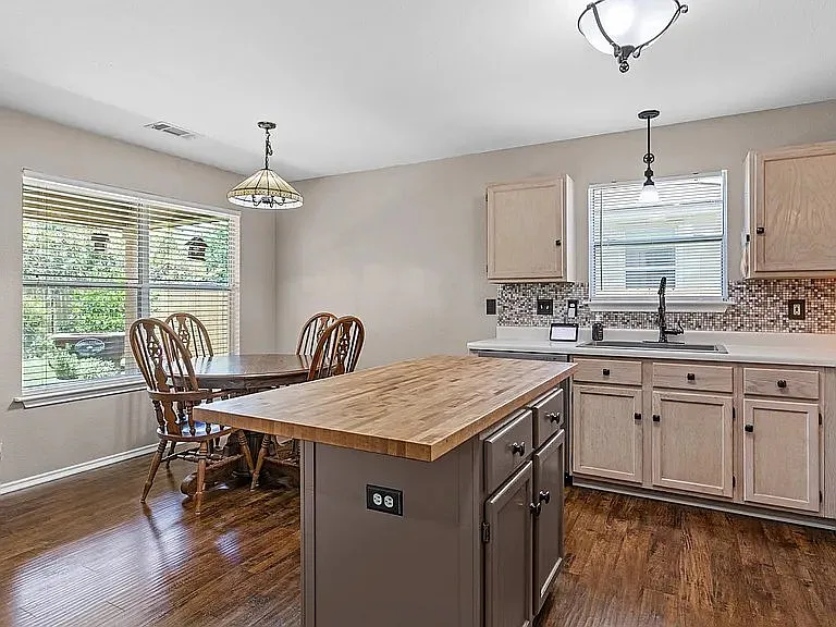 5011 Wood Glen Dr — Photo 6