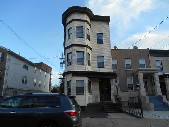 5th image of 236 Baldwin Ave APT 1