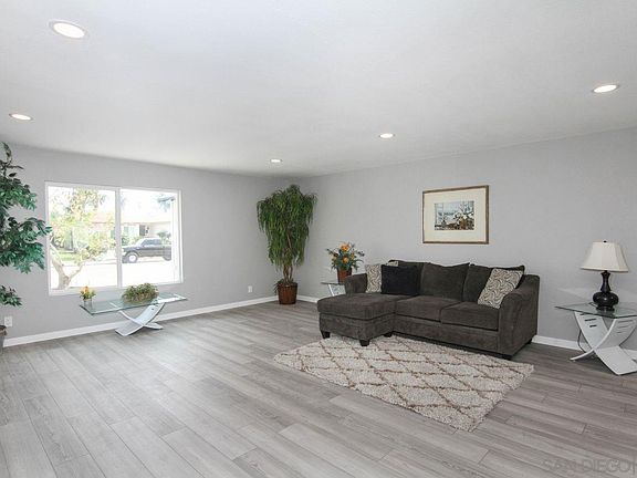 3rd image of 8580 Flanders Dr