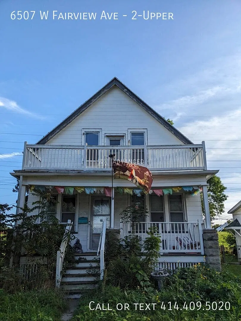 Charming 2-Bedroom Upper Duplex in Milwaukee's Bluemound Heights — Photo 1