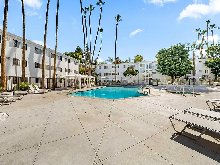 Summerview Beach Resort Luxury Apartments — Photo 20