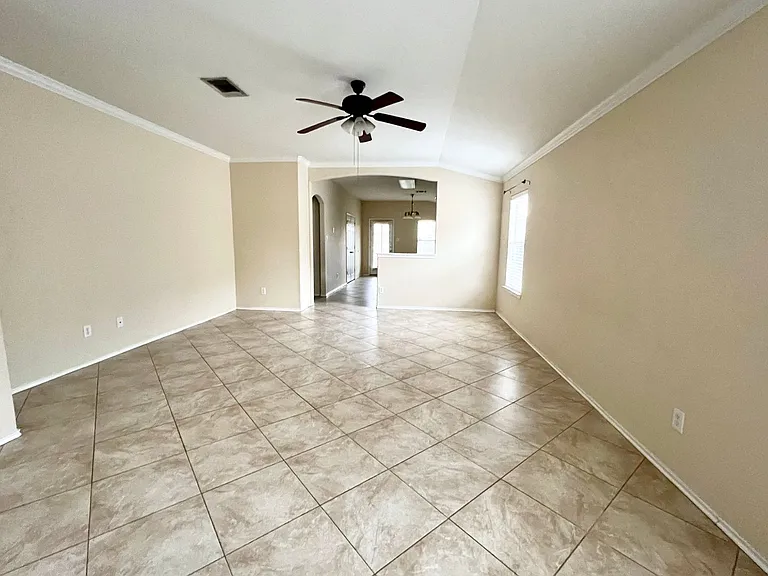 2428 Green Meadows Ln — Photo 5