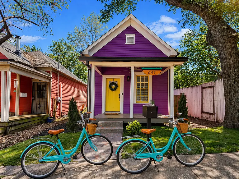 This home captures the essence of Grant Park and its vibrant nature! In a colorful block of homes, the Ponce Boutique Retreat feels like a hidden gem. Two complimentary cruiser bikes for exploring the neighborhood and the nearby BeltLine trail.