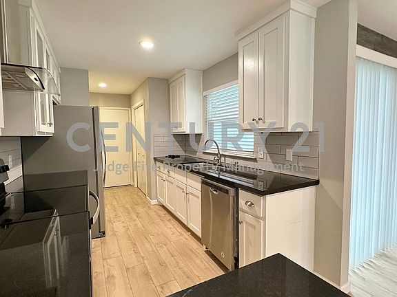 5th image of 630 Cambridge Dr