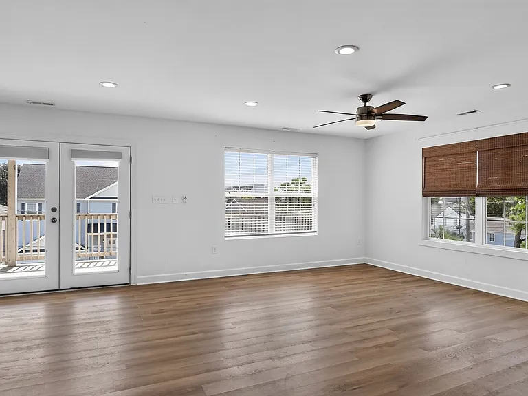 9609 Bay St #19 — Photo 15