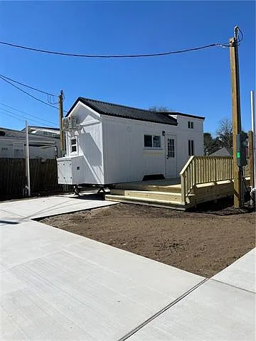708 E 1st St — Photo 11