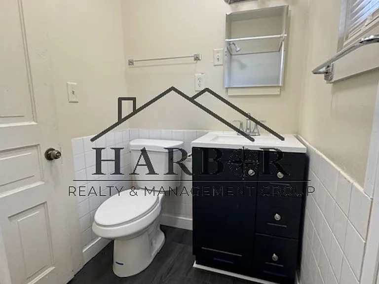 1111 4th St NW #1 — Photo 13