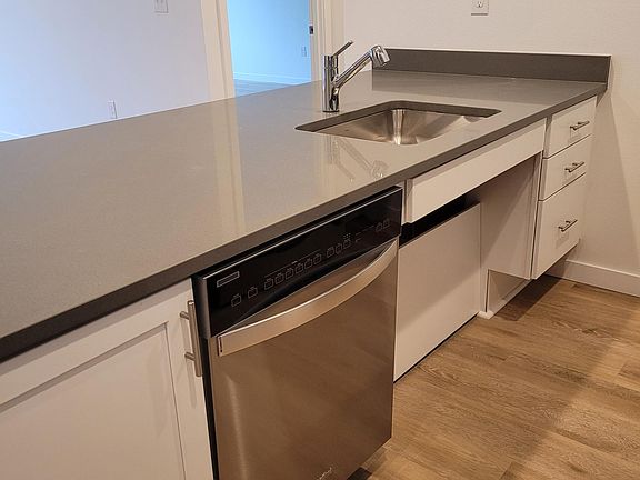 5th image of 314 SW Washington Ave #101