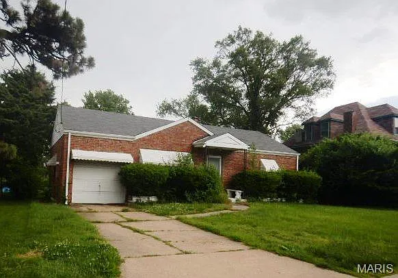 1917 McLaran Ave photo 1