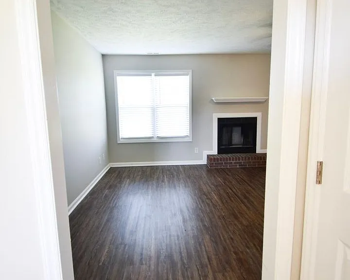 411 Northwoods Dr — Photo 2