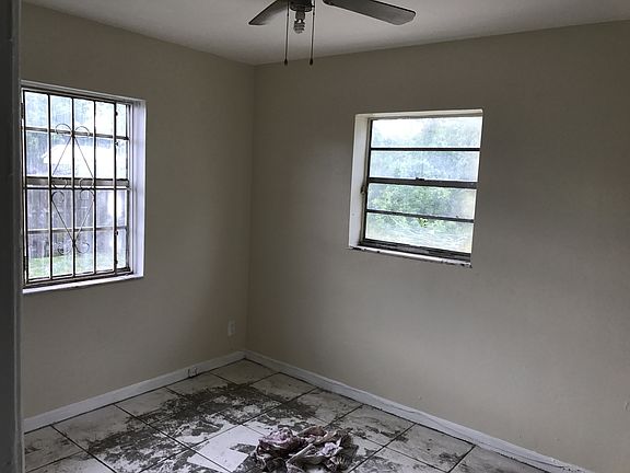 3rd image of 1779 Lauderdale Manor Dr