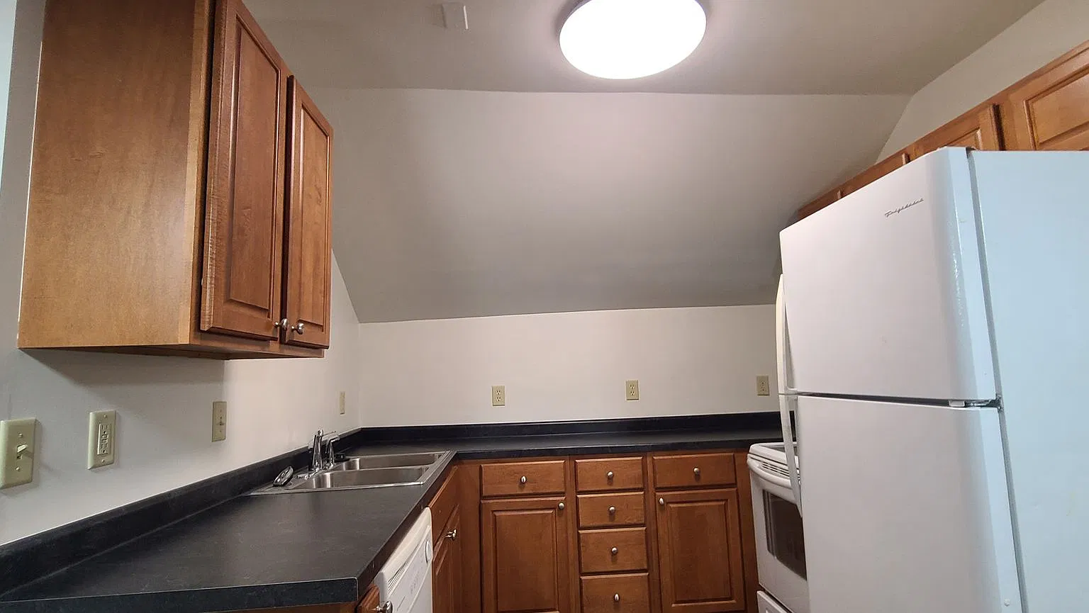 *June 2027* - 1 Bedroom off the B-line, only 1 block from Kirkwood! — Photo 3