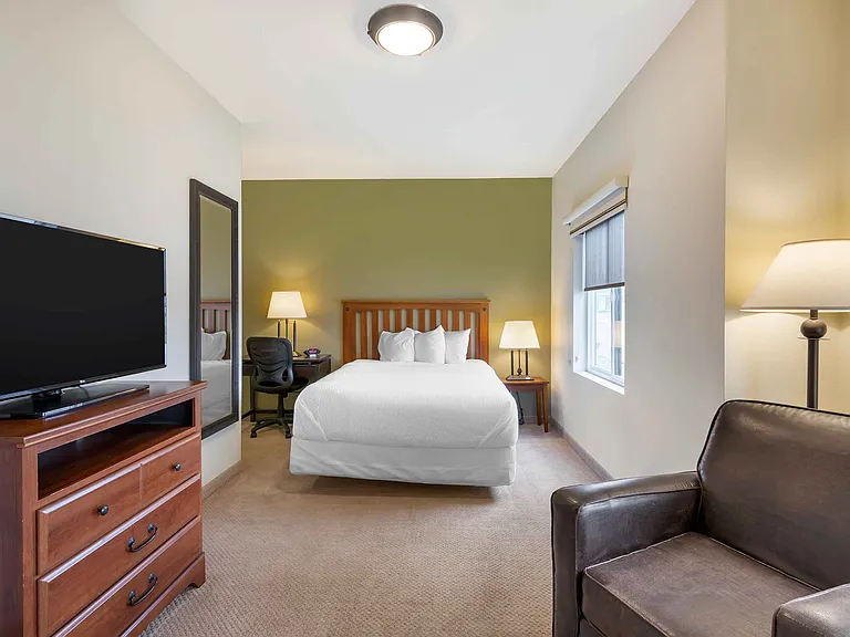 Deluxe Studio - 1 Queen Bed