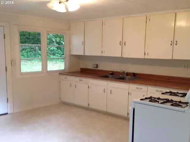 553 NW Viewpoint Dr — Photo 2