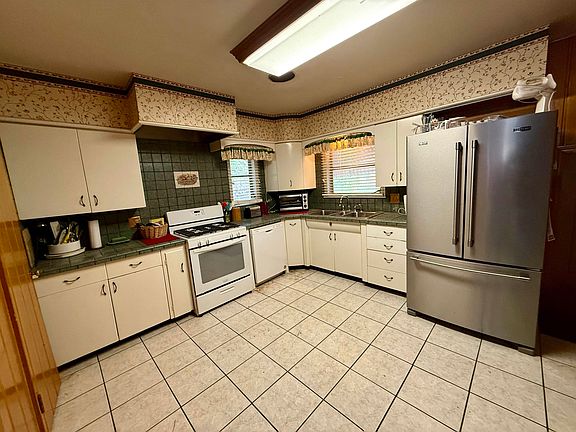 3rd image of 1109 N Grand Blvd