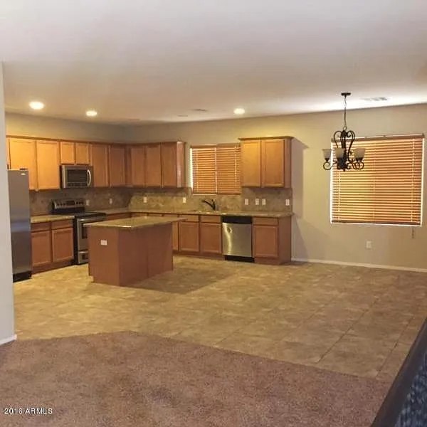 5 bed, 3263 sqft, $3,500 — Photo 2