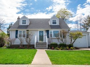 8 Jolan Ave, Hicksville, NY 11801