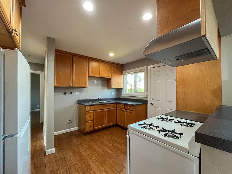11303 S Lemoli Ave — Photo 3