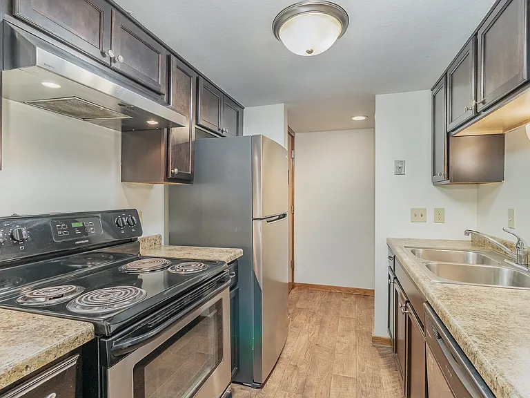 Golden Valley, MN Valley View Apartments | 22B | Kitchen