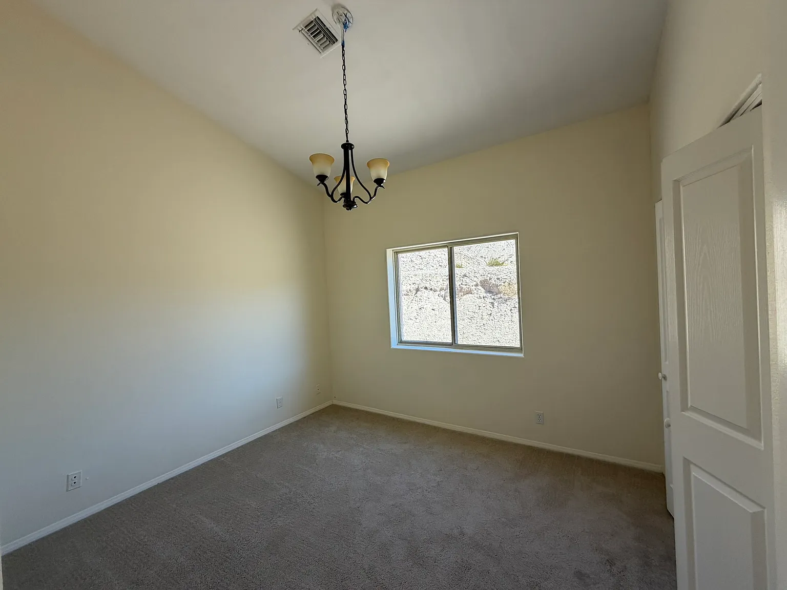3 bed, 2031 sqft, $2,150 — Photo 4